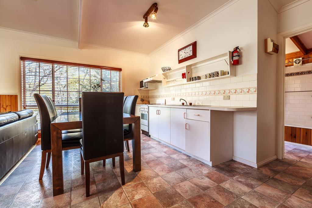 The Cottages At Hepburn Springs Room photo