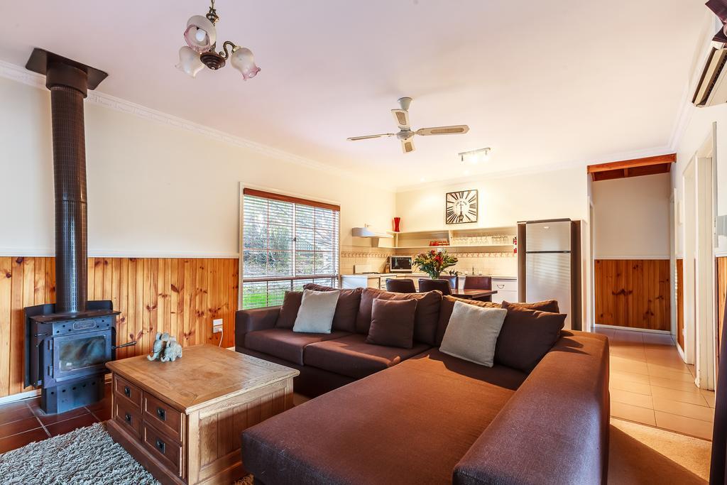The Cottages At Hepburn Springs Room photo