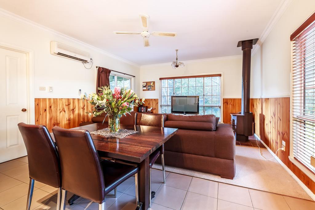 The Cottages At Hepburn Springs Room photo